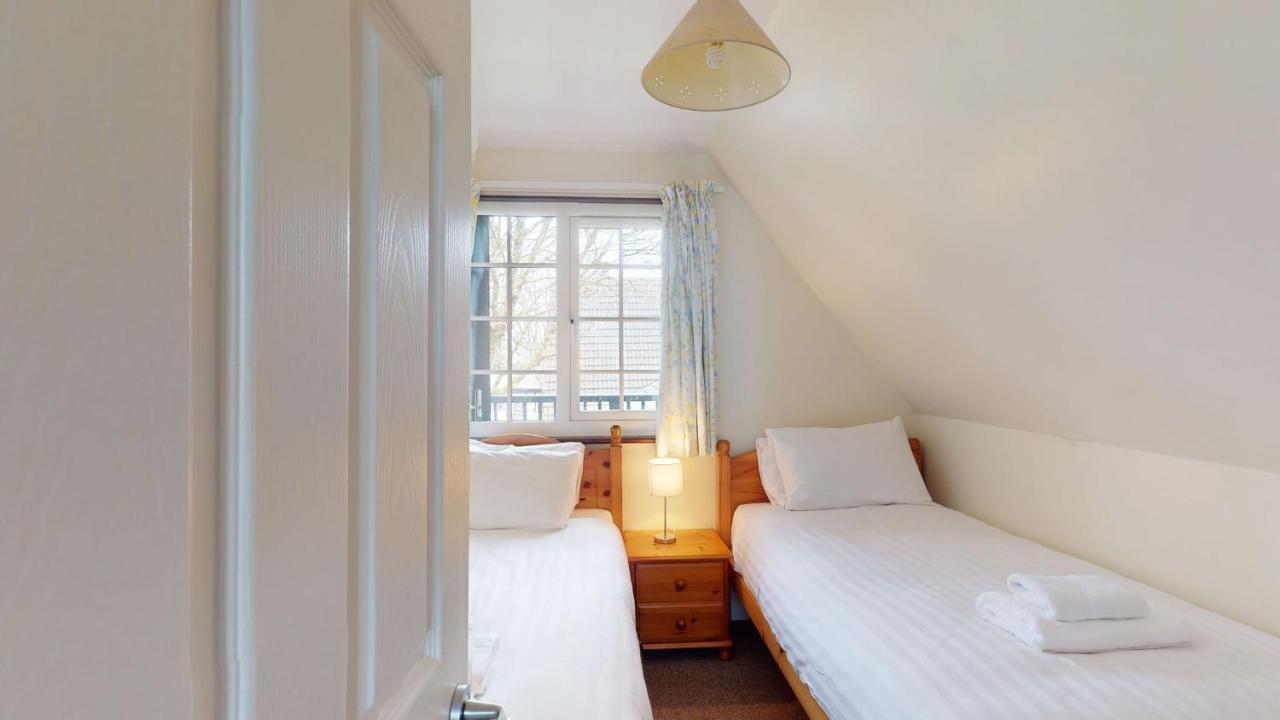 25 Tudor Court, Tolroy Manor ヘイル エクステリア 写真
